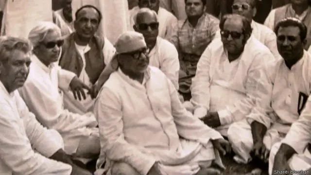 राष्ट्रपति भवन के बाहर धरना देते देवीलाल, राजनारायण, नानाजी देशमुख और पीलू मोदी.