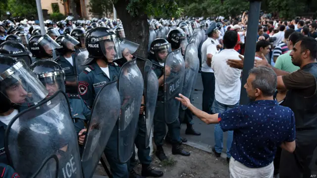 Полиция и демонстранты