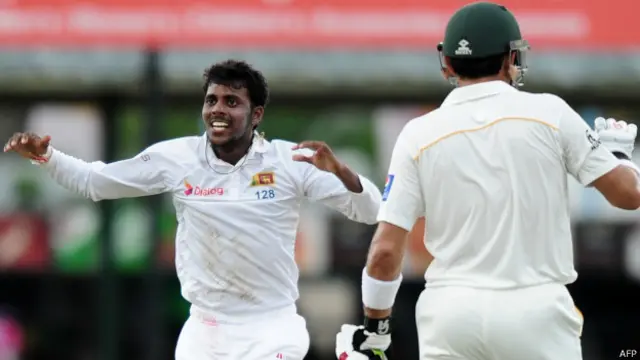 سری لنکا کی جانب سے اپنا دوسرا میچ کھیلنے والے آف سپنر تھرندو کوشل نے 42 رنز دے کر پانچ وکٹیں حاصل کیں