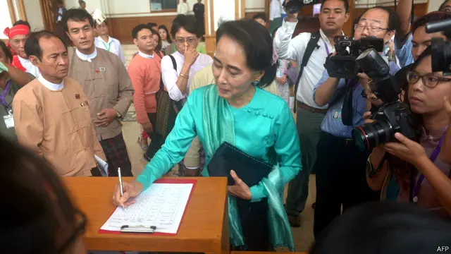 Bà Suu Kyi đăng ký trước khi vào họp Quốc hội