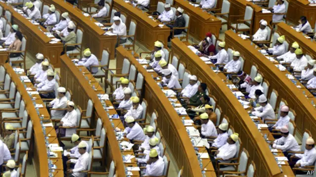 نمایندگان پارلمان با اصلاح قانون اساسی شامل کاهش نفوذ نظامیان موافقت نکردند