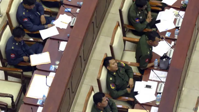 سهمیه کرسی‌های متعلق به نظامیان به معنی محدودیت اختیارات پارلمان است