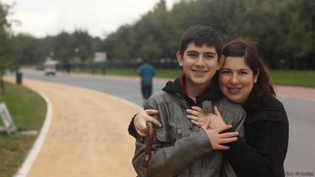 Eric Hernández con su madre Eva Palacios
