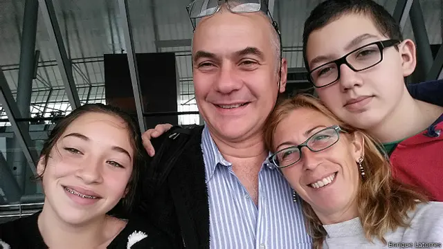 Andrés junto a su familia