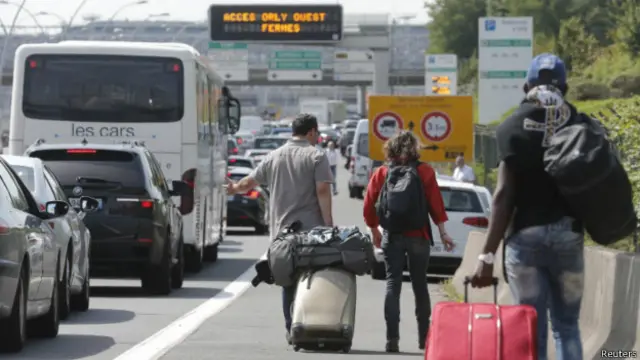 Туристы идут пешком в аэропорт