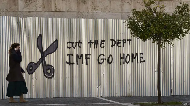 آئی ایم ایف ممالک کو مالی مشکلات سے نکالنے کے لیے قرض دیتا ہے 