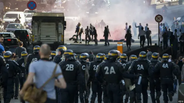 法国出租司机阻断巴黎交通抗议优布抢他们的生意