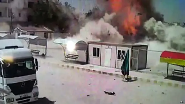 ابتدأ المسلحون هجومهم على عين العرب (كوباني) بتفجير سيارات مفخخة