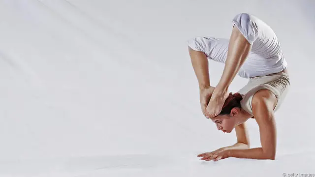 Девушка занимается йогой