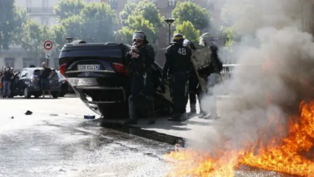 在巴黎和马赛,到处可以看到被推翻的汽车和焚烧的汽车轮胎。