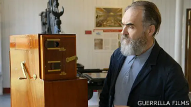 Documentarista David Wilkinson con replica de la cámara de Le Prince
