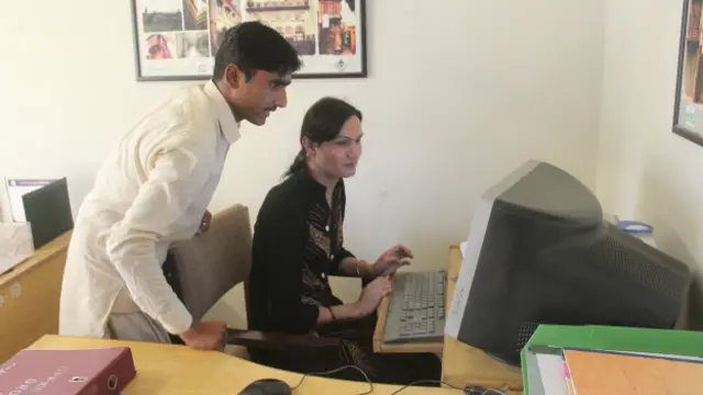 راولپنڈی میں مقیم وینا خان ایسی خواجہ سرا ہیں جنھوں نے کم تعلیم کے باوجود بہتر معیار زندگی کے لیے ملازمت کی تلاش کی