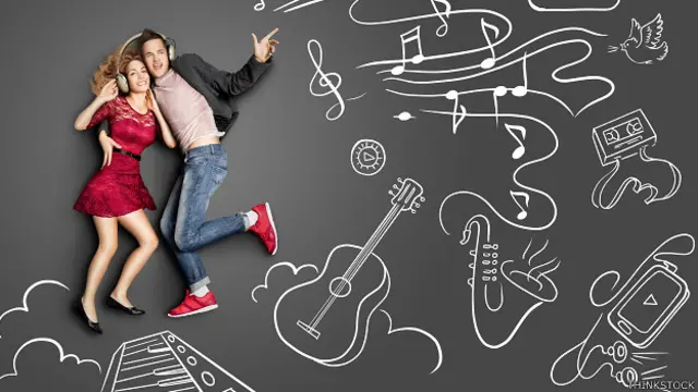 Pareja escuchando música