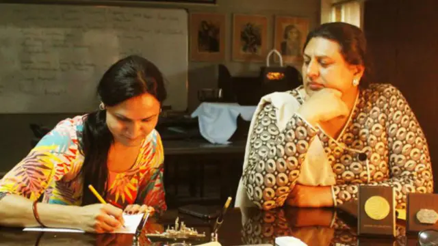 23 سالہ وینا خان کا تعلق صوبہ پنجاب کے شہر پاک پتن سے ہے اور چند سال قبل وہ اپنے گرو کے ہمراہ راولپنڈی منقتل ہوگئی تھیں