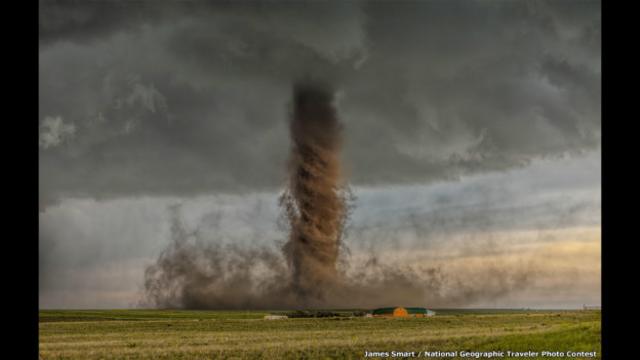 Por su parte, James Smart presentó esta imagen de un tornado abriéndose camino y esquivando una casa cerca de Simla, Colorado.