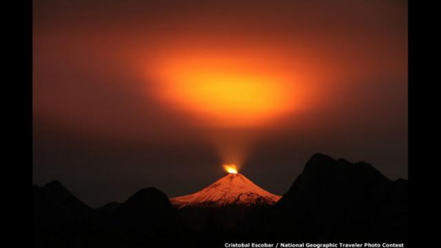 Esta imagen de Cristóbal Escobar del volcán Villarica, en el sur de Chile, fue tomada el pasado mes de mayo en una de sus últimas erupciones.

