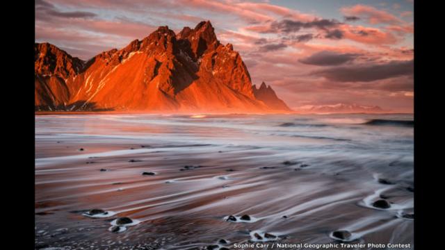 Sophie Carr tomó esta imagen de una playa volcánica en Stokksnes, en el sureste de Islandia, en febrero de 2015. La fotógrafa usó una exposición de dos minutos para capturar el rastro de las olas.