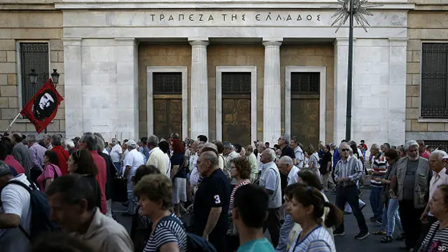 يتظاهر اليونانيون للتعبير عن دعمهم لموقف حكومتهم التفاوضي