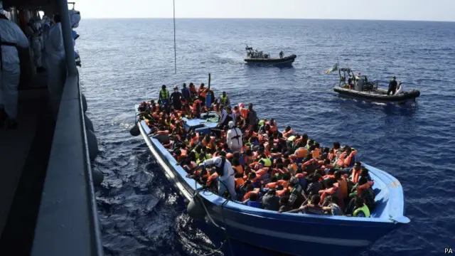 爱尔兰海军在地中海执行人道援助任务,救助在海上漂流的船民(22/06/2015)