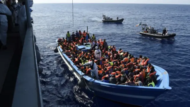 Menurut Komandan Filippo Marini dari Penjaga Pantai Italia yang menanyai beberapa korban selamat, ada sekitar 400 hingga 600 orang di dalam perahu.