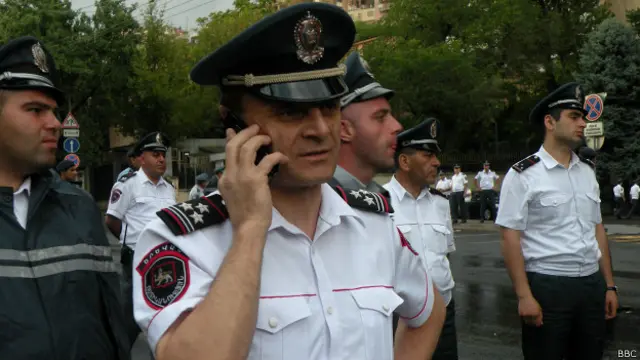 Полицейский разговаривает по телефону