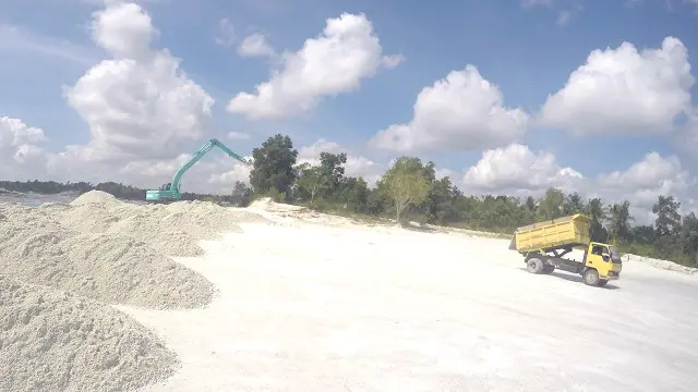 Pertambangan timah, pasir, kaolin umum dijumpai di Pulau Belitong.