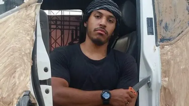 Nama samarannya Muthenna Abu Taubah, asal Inggris, berdarah setengah Irlandia dan setengah Nigeria.