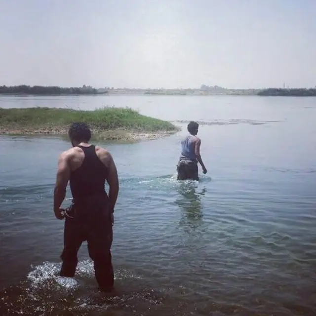 Abu Taubah bersama temannya di Sungai Eufrat, Irak.