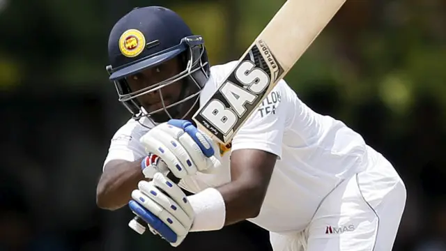 پاکستانی فیلڈرز نے اینجلو میتھیوز کا کیچ چھوڑ کر انھیں وکٹ پر جمنے کا موقع دیا