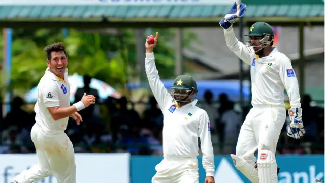 سری لنکا کے آؤٹ ہونے والے تیسرے بلے باز لہیرو تھریمانے تھے جو سات رنز بنا کر یاسر شاہ کی پہلی وکٹ بنے۔