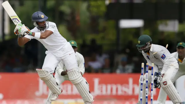 یاسر شاہ نے ہی دنیش چندی مل اور ویتھانگے کو بولڈ کر کے اپنی دوسری اور تیسری وکٹ لی۔