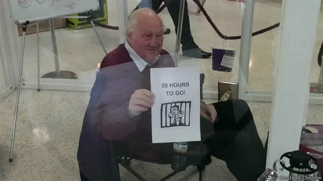 Колин Хоу в стеклянном кубе