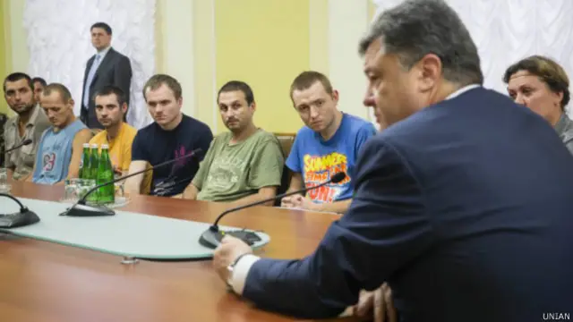 Петро Порошенко на зустрічі із українцями, звільненими із полону 