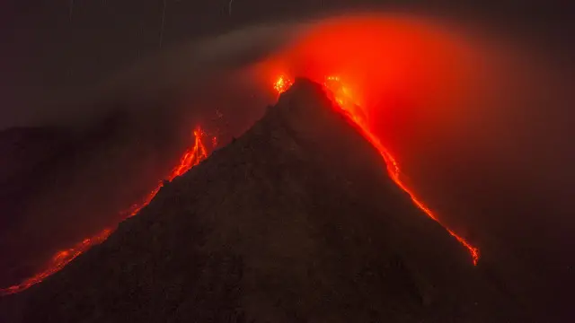 Aktivitas vulkanik Gunung Sinabung sampai sekarang masih tinggi, letusan disertai awan panas masih sering terjadi.
