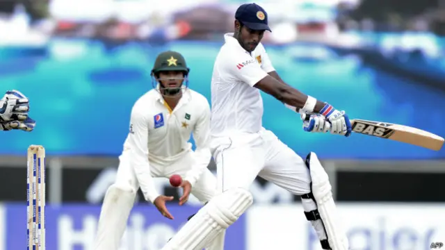 کپتان اینجلیو میتھیوز دو مواقع پر آؤٹ ہونے سے بچے 