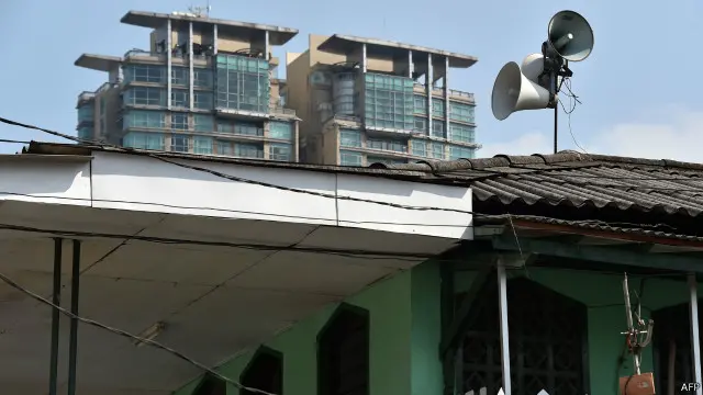 Kementerian Agama mengatakan, pihaknya bersikap berhati-hati dalam mensosialisasikan tata cara penggunaan alat pengeras suara di masjid.