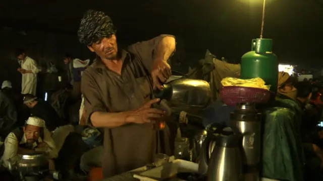 د کابل ښار یوه پله، پل سوخته لاندې په نشه يي توکو روږدو کسانو هټۍ پرانیستې، چې ګاونډیانو ته د روژې په میاشت کې هم چای، خواړه او خواږه پلوري.