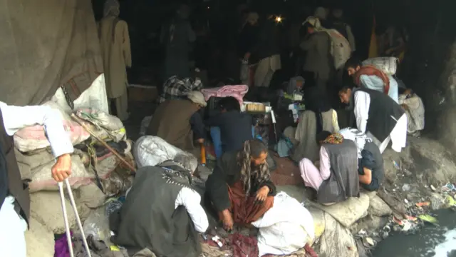 کوم ځای کې چې دا خلک اوسېږي، ګرد چاپېر یې چټلي پرته وي. دلته د ښار د چټلو اوبو یوه لویه ویاله هم بهېږي د بد بوي له کبله دلته ډېر وخت ایسارېدل ګران دي.