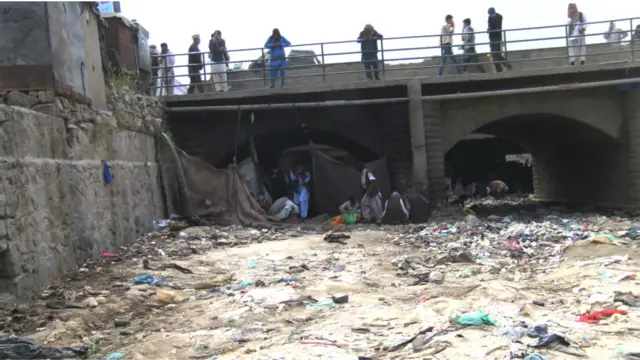دا چې ټولنې او حکومت روږدو کسانو ته شا کړې، هغوی تر پله لاندې خپله یوه نړۍ جوړه کړې ده.