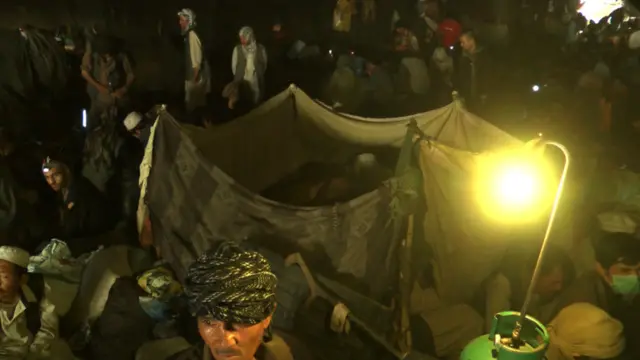 د پله لاندې ګڼه ګوڼه کې ځینو خپله کوچنۍ جونګړه درولې. دا د انفرادي ژوند د لرلو وروستۍ هڅه ده.