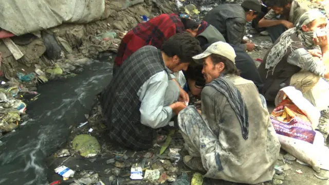 په سلګونه کسان په یوه کوچني ځای کې سره غونډ شي او د هغوي تر پښو لاندې ځمکه تل لنده وي.