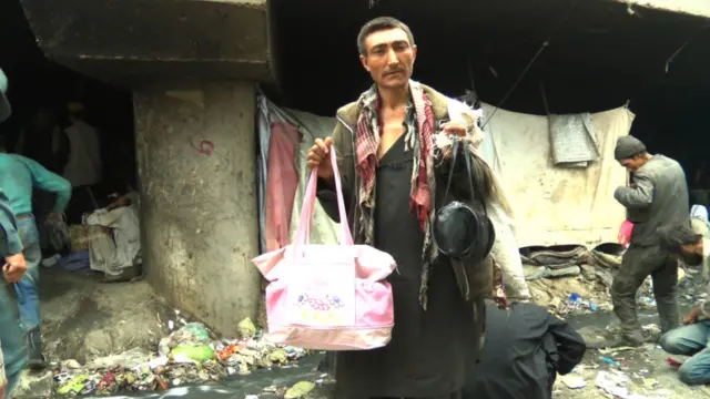 بهاوالدین د نارینه و پر ډېرانونو ښځینه بکسونه پلوري. دی وایي دوه نیم کاله کېږي خپله کورنۍ او بچیان یې نه دي لیدلي او هغوی سره یې هر ډول اړیکه له لاسه ورکړې. هغه غواړي حکومت ورسره مرسته وکړي.