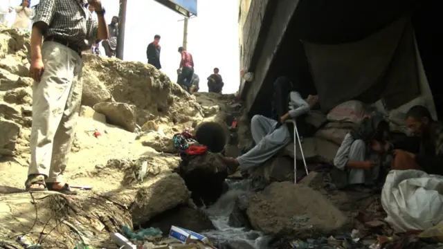 د کابل د پل سوخته سیمې تر پله لاندې پر نشه يي توکو د روږدو کسانو دا ځای د یوه کلي بڼه لري چې د روږدو تګ راتګ په کې ټوله ورځ دوام لري.