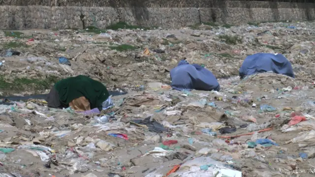 ښځینه خپل کورونه تر شا پرېږدي او د معتادانو هټیو ته نږدې په ډله ییزه توګه نشه یي توکي کاروي. هغوی ته نږدې نارینه هم لیدل کېږي چې په ډله ییزه توګه نشه کوي. 