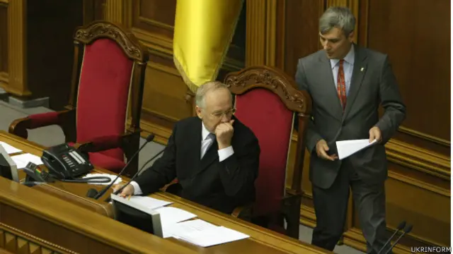 21 февраля 2014 после расстрела людей на Майдане Верховная Рада Украины проголосовала за восстановление Конституции Украины в редакции 2004 года