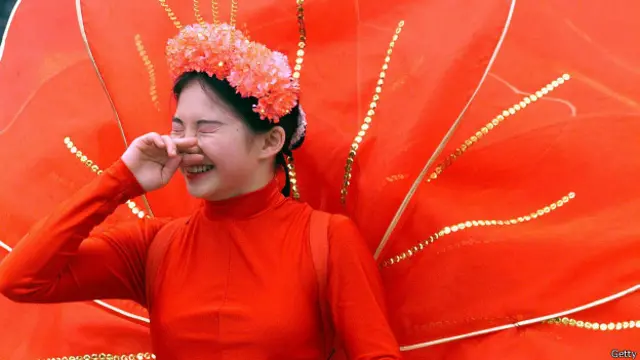 Una joven estornudando