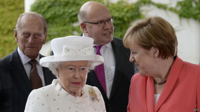 Королева Елизавета II, канцлер Ангела Меркель, герцог Эдинбургский Филипп и глава фаарата канцлера Петер Альтмайер в Берлине (24 июня 2015 г.)