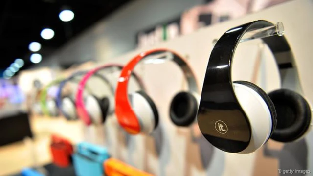 القدرة على الاستماع إلى الموسيقى أثناء التنقل والعمل تعني أن كثيرين منا يرتدون سماعات الرأس عدة ساعات يوميا