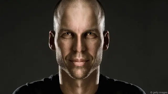 Симметричное лицо мужчины