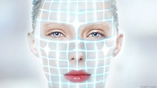 Женское лицо, разбитое на квадраты